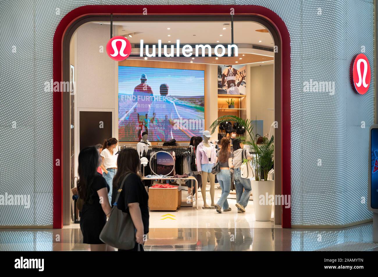 Les acheteurs sont vus au magasin Lululemon, groupe canadien de vêtements de sport, à Hong Kong. Banque D'Images