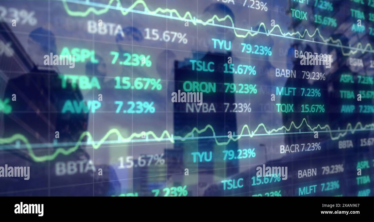 Image du traitement des données boursières sur les silhouettes des hommes d'affaires contre les grands bâtiments Banque D'Images