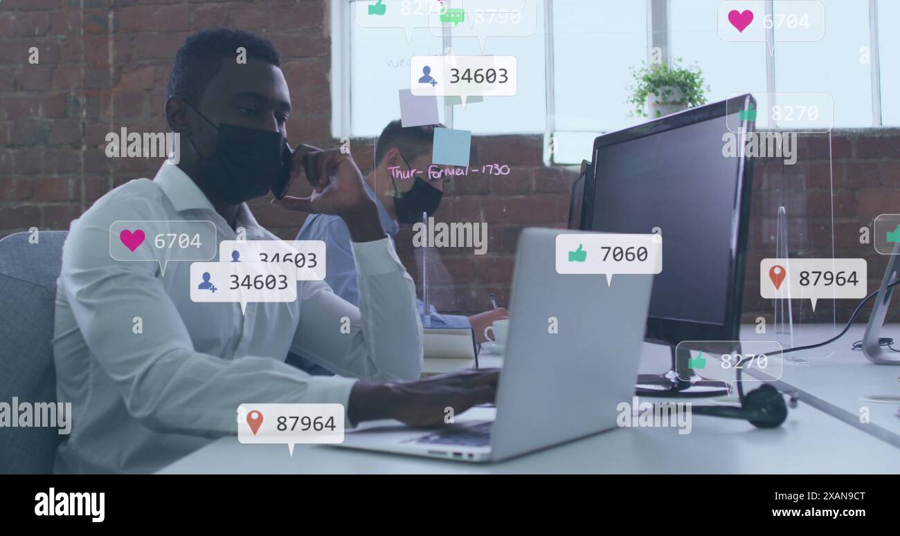 Image d'icônes et de numéros sur l'homme afro-américain dans le masque facial à l'aide d'un smartphone Banque D'Images