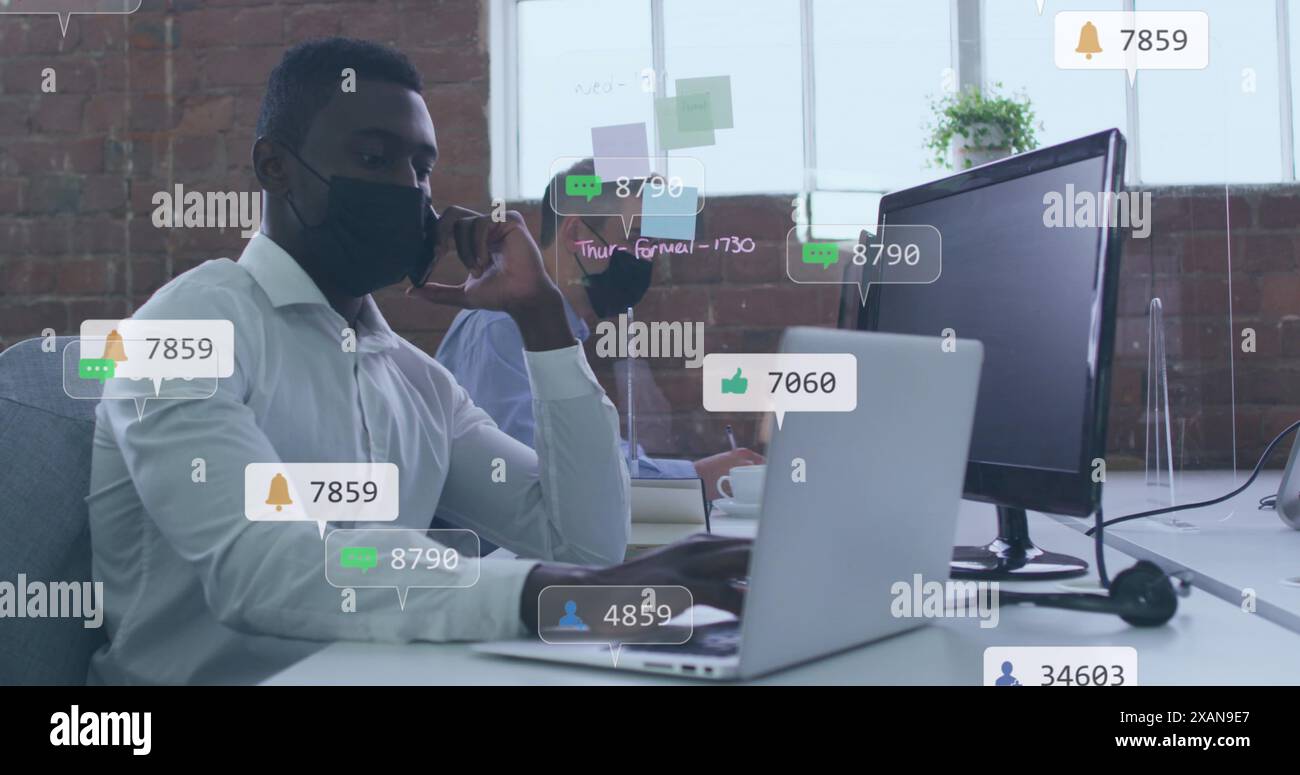 Image d'icônes et de numéros sur l'homme afro-américain dans le masque facial à l'aide d'un smartphone Banque D'Images