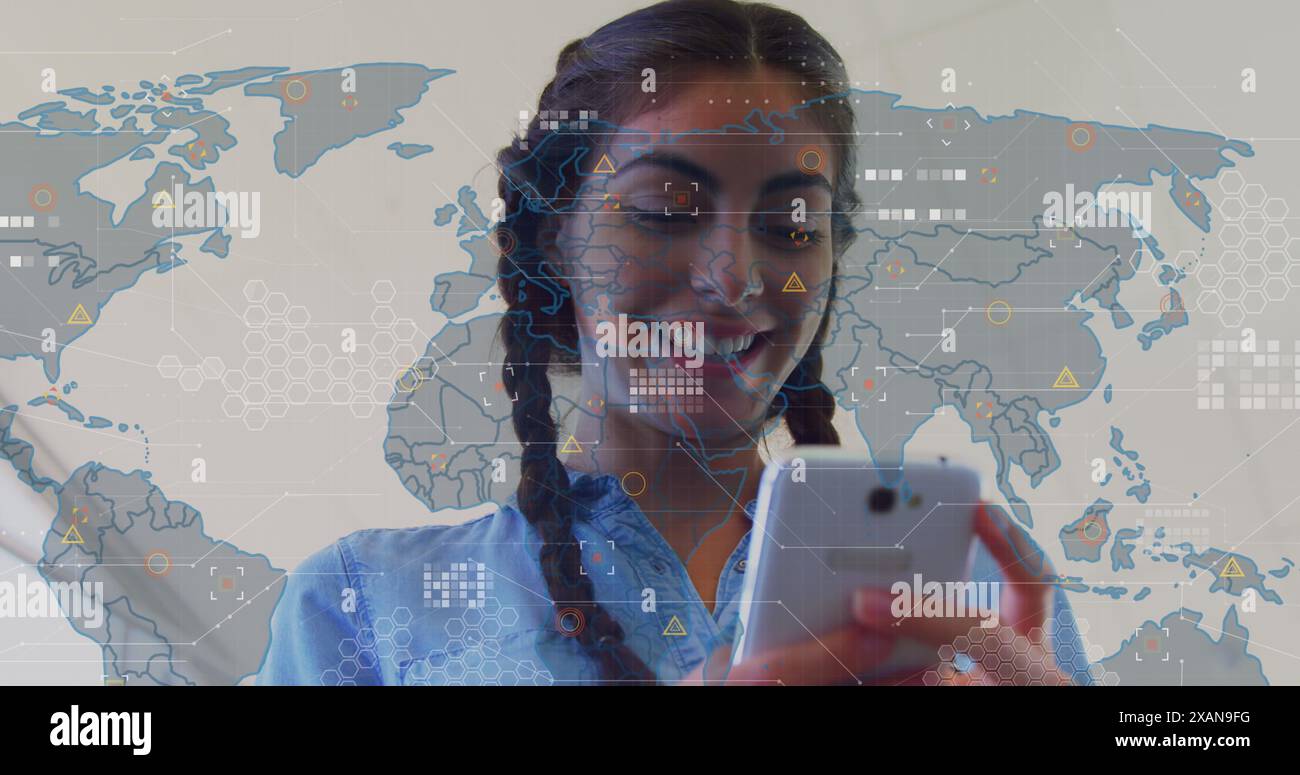Image de formes géométriques sur la carte au-dessus de la vue d'angle bas de la femme biraciale souriante à l'aide d'un téléphone portable Banque D'Images