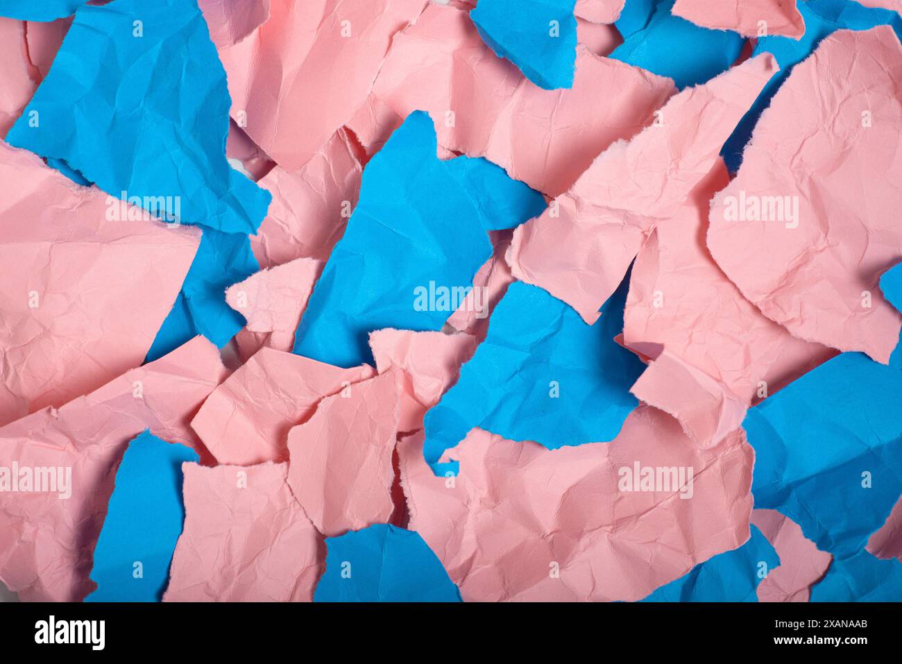 Morceaux de papier rose et bleu froissés et déchirés. Fond, texture Banque D'Images
