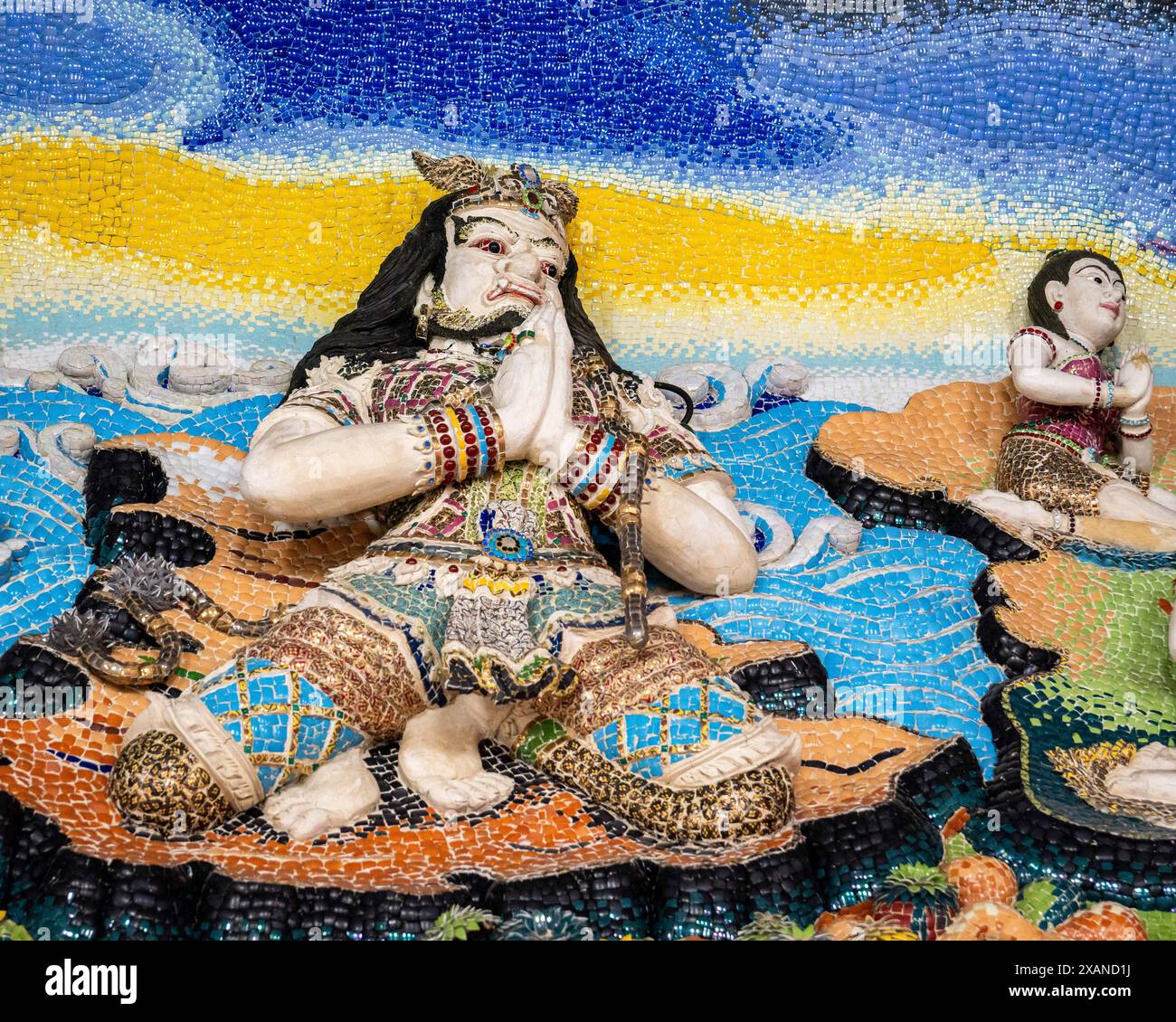 Gros plan d'une sculpture avec des mosaïques d'un homme qui prie, au temple Wat Pariwat. Le temple Wat Pariwat Ratchasongkram également connu sous le nom de temple David Beckham pour sa statue de la célèbre star du football est un temple bouddhiste unique et non conventionnel avec le concept d'incorporer l'art moderne et la culture dans la conception du temple pour attirer les jeunes générations et rendre le bouddhisme plus proche société contemporaine. Malgré son aspect non conventionnel, avec des peintures murales colorées de super-héros et de personnages de dessins animés, Wat Pariwat reste un site vénéré pour les bouddhistes et un endroit populaire pour t Banque D'Images