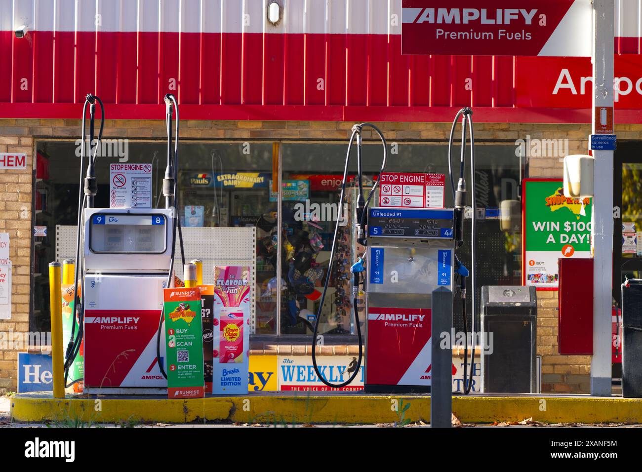 Pompes de station-service dans une petite ville montrant le bowser d'essence, le logo de carburant publicitaire et la conception, Castlemaine, Victoria, Australie. Banque D'Images