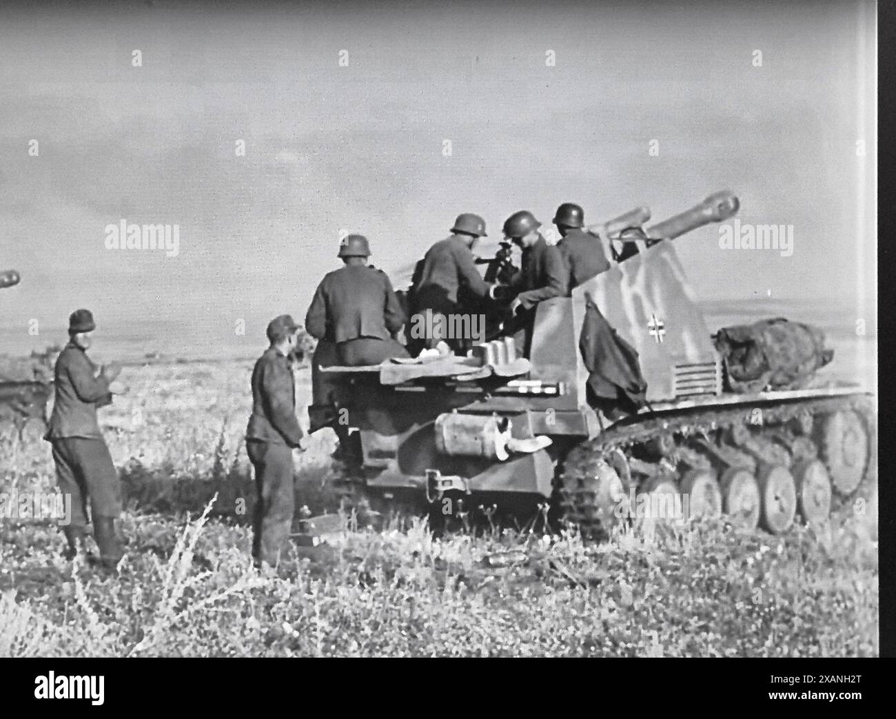 Seconde Guerre mondiale B&W Capture d'écran photo Un Wespe (Wasp) obusier automoteur de 105mm pendant la bataille de Koursk . L'équipage est issu de la 3ème division SS Totenkopf Panzer. Banque D'Images