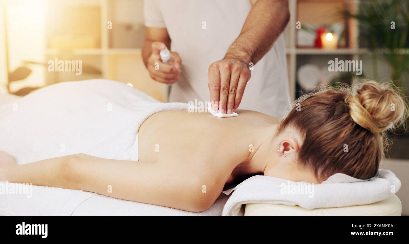 Acupuncture, dos et cosmétiques en spa avec traitement client pour la guérison, le soulagement du stress ou la thérapie. Corps, aiguilletage sec et détente avec masseuse dans Banque D'Images