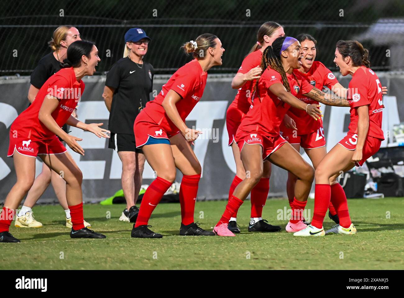 Cary, Caroline du Nord, États-Unis. 7 juin 2024. Le défenseur du courage de Caroline du Nord, SINCLAIRE MIRAMONTEZ, célèbre un but avec ses coéquipiers sur le banc. Caroline du Nord courage a accueilli le Tampa Bay Sun FC au WakeMed Soccer Park à Cary, Caroline du Nord. (Crédit image : © Patrick Magoon/ZUMA Press Wire) USAGE ÉDITORIAL SEULEMENT! Non destiné à UN USAGE commercial ! Banque D'Images