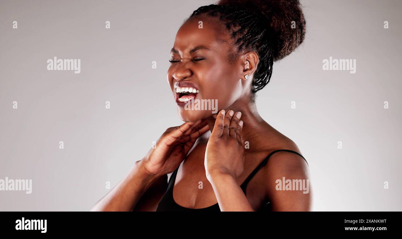Femme dans la douleur de l'inflammation de la glande reçoit le traitement pour la thyroïde et les problèmes de glande salivaire à la clinique oncologique. Banque D'Images