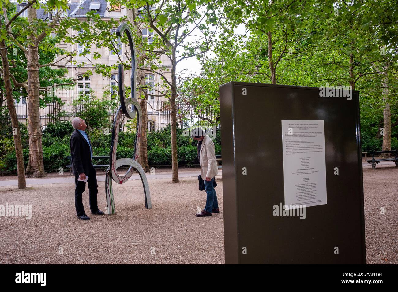 Paris, France, visiteurs de la fin de l'esclavage, Monument dans le Parc urbain, jardin de Luxembourg (crédit artiste : Edouard GLISSANT) chaîne brisée Banque D'Images