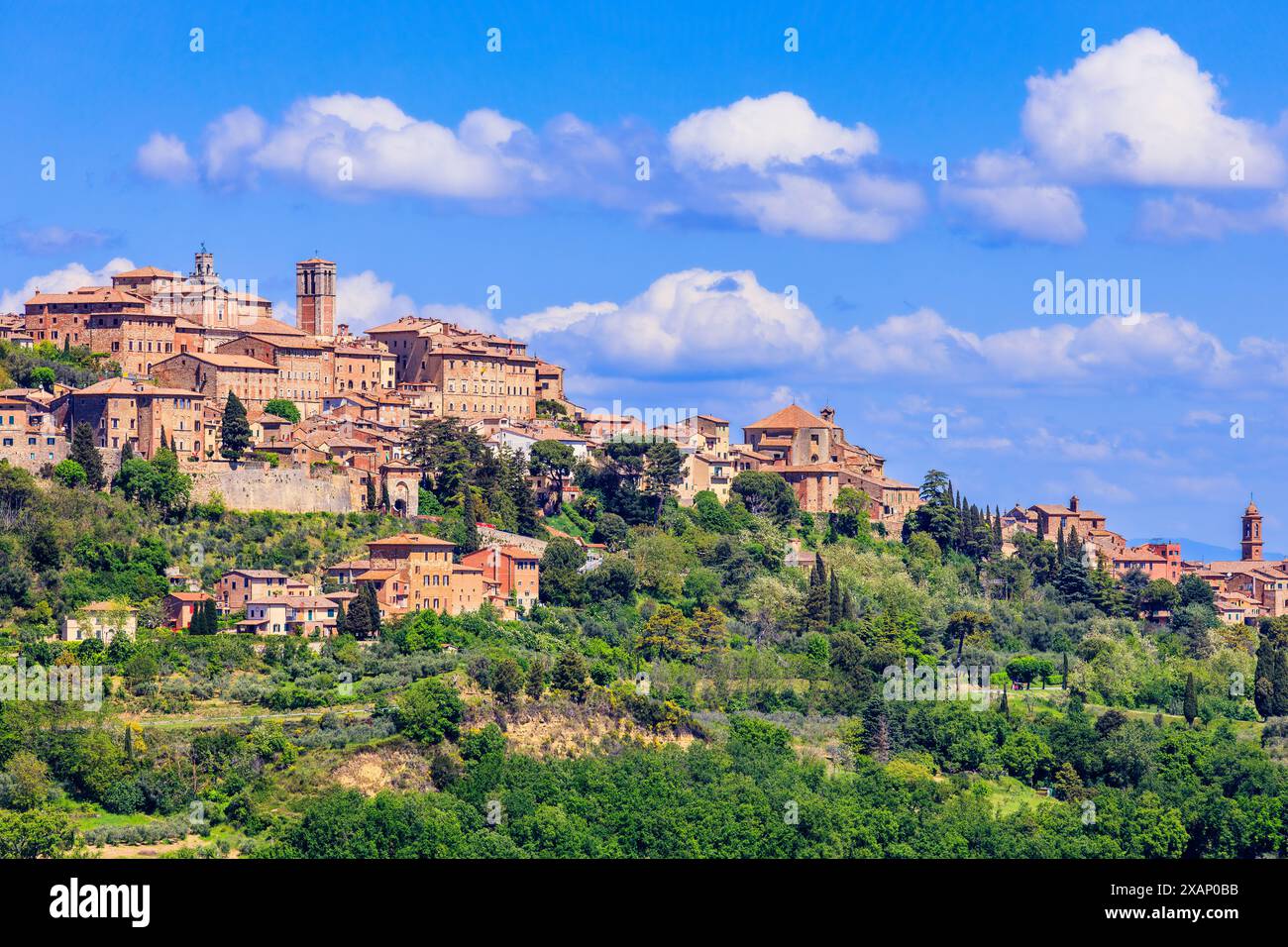 Montepulciano, Toscane, Italie. Vue sur la ville depuis la campagne. Banque D'Images
