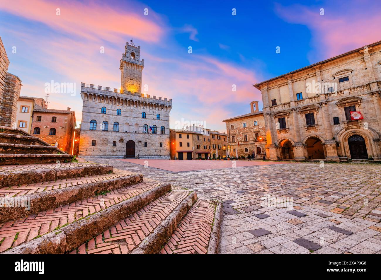 Montepulciano, Toscane, Italie. La mairie de Piazza Grande au coucher du soleil. Banque D'Images