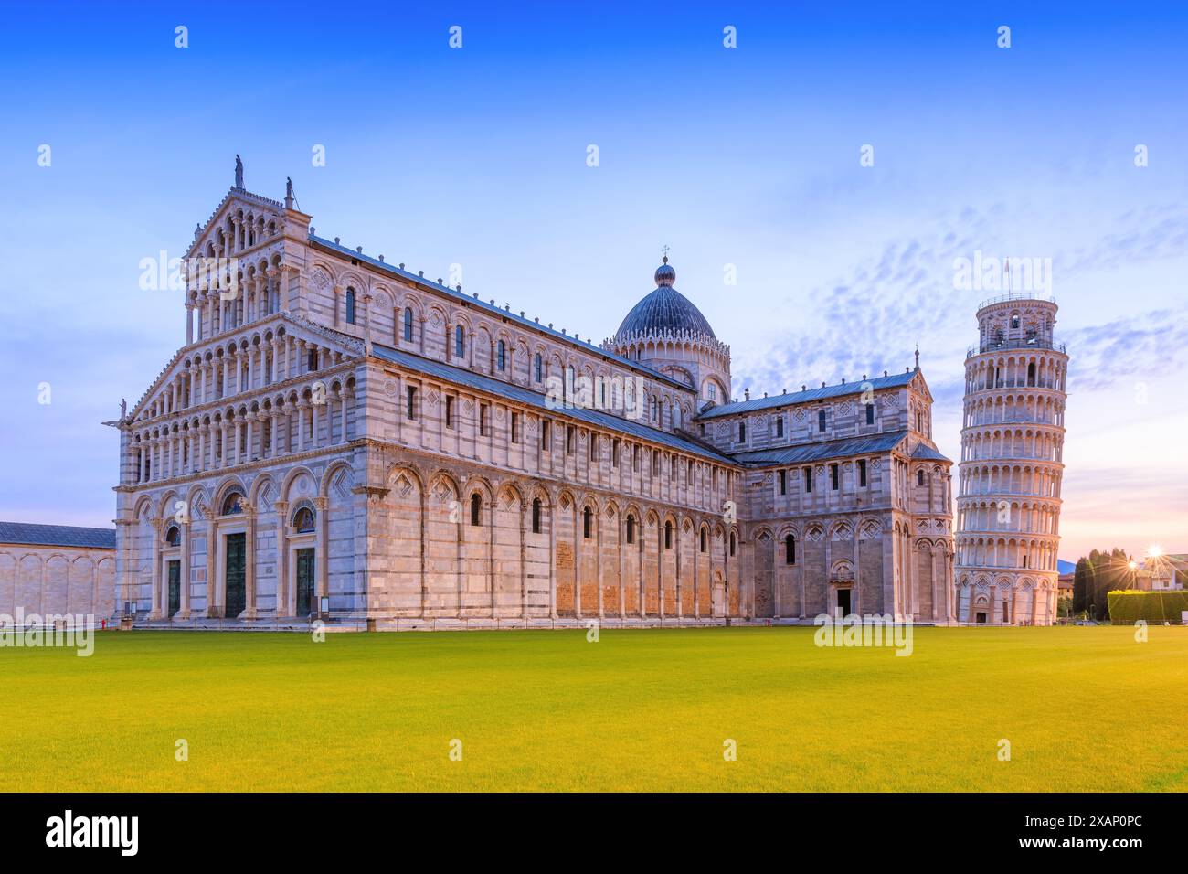 Tour penchée de Pise et cathédrale de Pise au lever du soleil. Pise, Italie. Banque D'Images