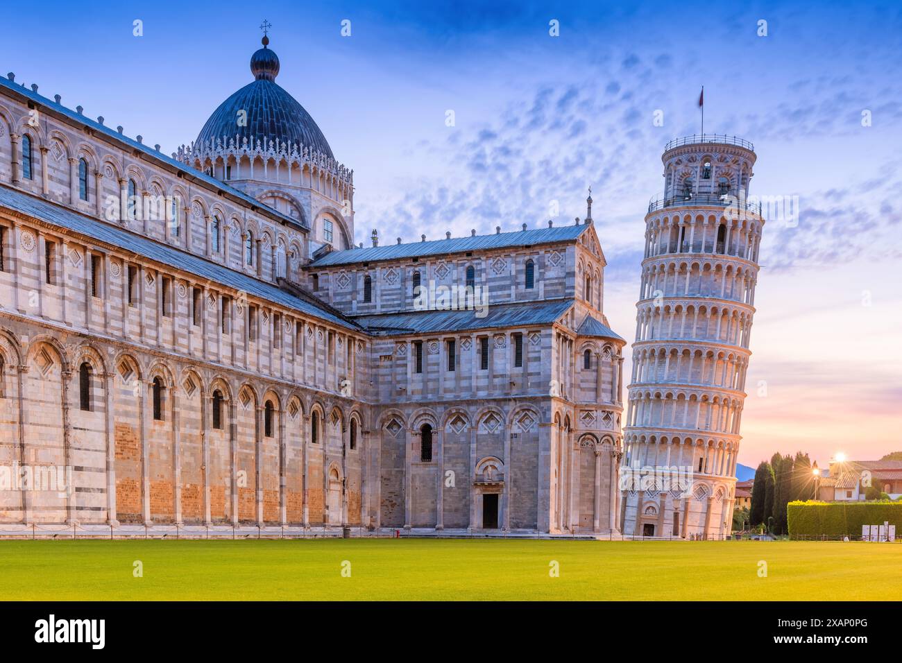 Tour penchée de Pise et cathédrale de Pise au lever du soleil. Pise, Italie. Banque D'Images