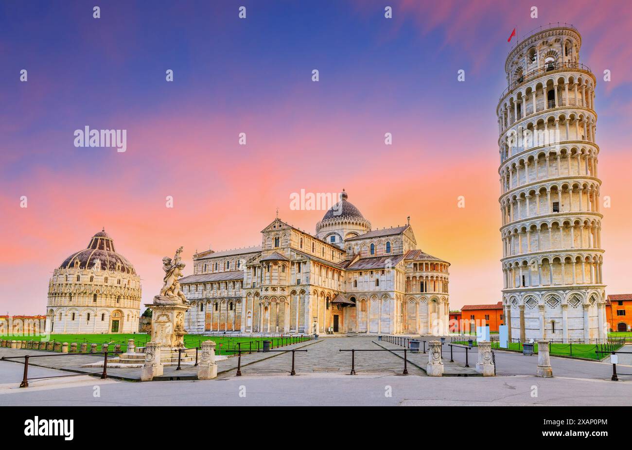 Tour penchée de Pise et cathédrale de Pise au lever du soleil. Pise, Italie. Banque D'Images