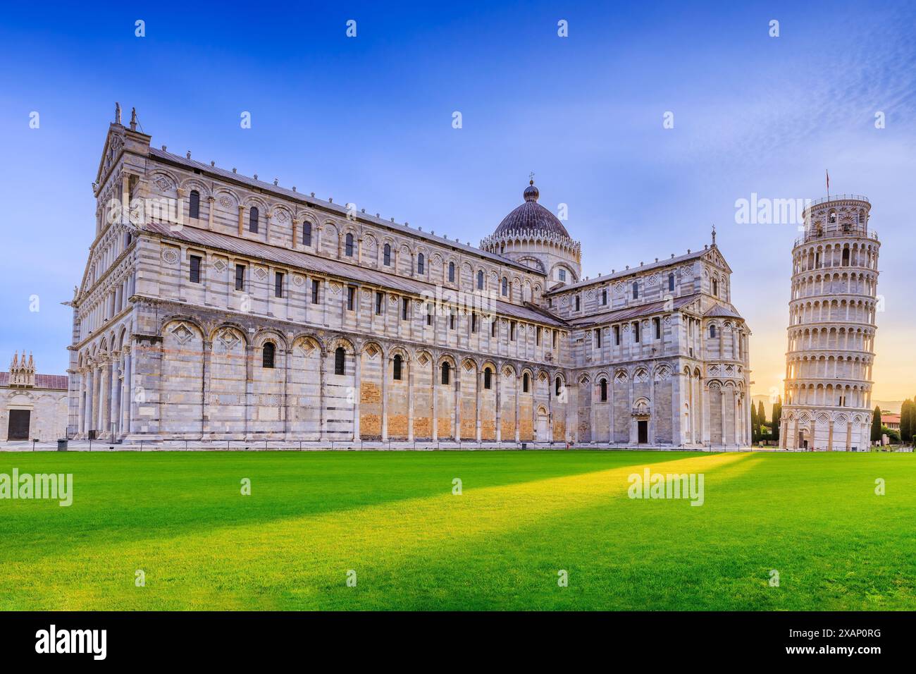 Tour penchée de Pise et cathédrale de Pise au lever du soleil. Pise, Italie. Banque D'Images