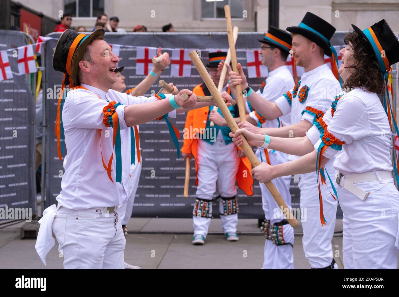 The Bower Street Morris Dancers de Margate, se produisant à la célébration annuelle du jour George's Day du maire de Londres à Trafalgar Square, Londres. Banque D'Images