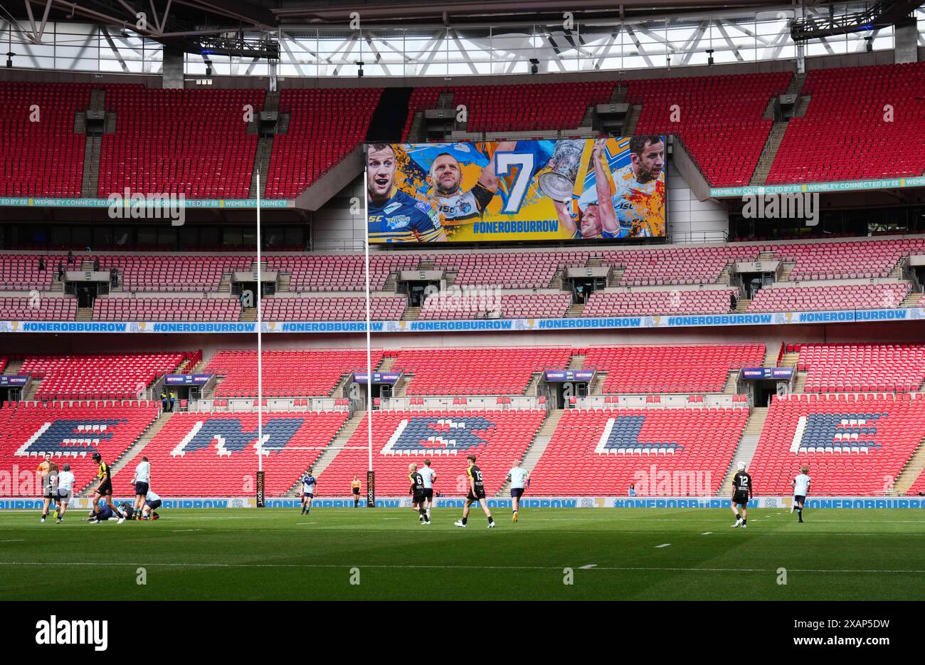 Un hommage à Rob Burrow est montré sur grand écran après 7 minutes lors de la finale du Steven Mullaney Memorial Game au stade de Wembley, à Londres. Date de la photo : samedi 8 juin 2024. Banque D'Images