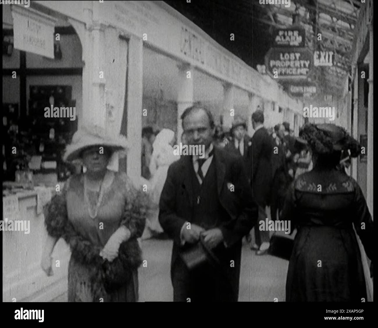 William Aitken, 1er baron Beaverbrook, et sa femme, Gladys, marchent ensemble à l'exposition des femmes à Olympia à Londres, 1922. De "Time to Remember - Sitting Still and Going Slowly", 1922 (bobine 4) ; un examen des événements de 1922, y compris les troubles irlandais, la guerre entre la Grèce et la Turquie et les développements dans l'aviation et la radio. Banque D'Images