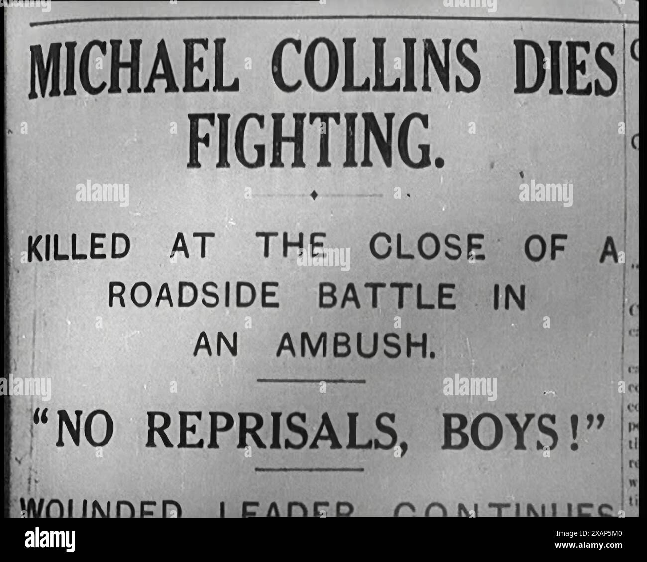 Titre du journal 'Michael Collins meurt dans le combat.', 1922. De "Time to Remember - Sitting Still and Going Slowly", 1922 (bobine 4) ; un examen des événements de 1922, y compris les troubles irlandais, la guerre entre la Grèce et la Turquie et les développements dans l'aviation et la radio. Banque D'Images