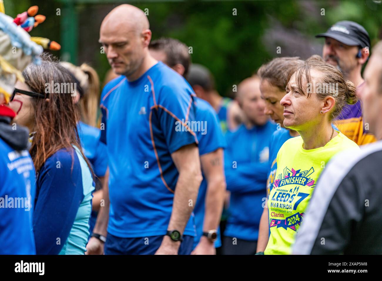 Leeds, Royaume-Uni. 8 juin 2024. Cross Flatts parkrun. Les coureurs de parc de Leeds et d’autres villes se rassemblent pour une course spéciale dans le parc pour commémorer Rob Burrow après son décès la semaine dernière de MND. Les coureurs ont été invités à venir aux couleurs de MND/Leeds Rhino. Les coureurs font une pause pour se souvenir de Rob. Crédit Paul Whitehurst/PBW Media/Alamy Live News Banque D'Images