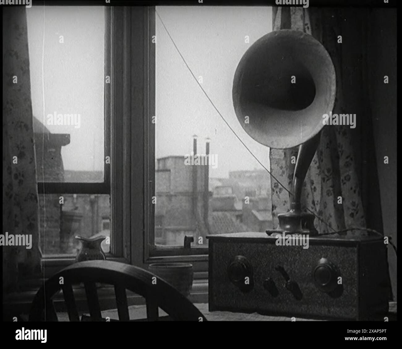 A Wireless on a table Inside a Home, 1926. '...le jargon des météorologues a d'abord dérivé dans le langage courant. "Une dépression se dirige vers les îles Britanniques". De "Time to Remember 1926 - Short Sharp Shower"- Reel 1 ; un documentaire sur 1926 - grève générale, politique internationale, danse, météo et exploits record. Banque D'Images