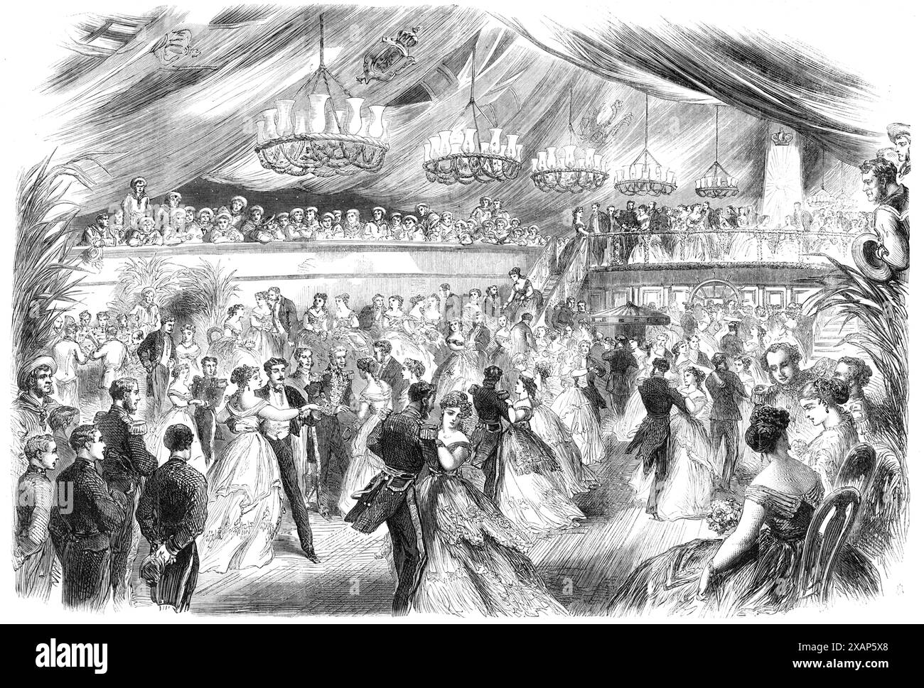 Ballon à bord du H.M.S. Royal Alfred, le navire amiral Sir R. Mundy, à la Barbade, 1868. Gravure tirée d'un croquis du capitaine H. J. Wilkinson, quartier-maître général adjoint. "Tôt le soir, des bateaux transportaient la compagnie de Mesdames et messieurs à cette noble frégate. Ils montèrent à son côté sous un auvent de feuilles de palmier et de drapeaux, quand une scène gay et festive se présenta. La terrasse spacieuse était recouverte des couleurs de chaque nation, formant un plafond surélevé et tombant dans des festons gracieux de chaque côté. Il a été brillamment illuminé par décoré avec goût Banque D'Images Ballon à bord du H.M.S. Royal Alfred, le navire amiral Sir R. Mundy, à la Barbade, 1868. Gravure tirée d'un croquis du capitaine H. J. Wilkinson, quartier-maître général adjoint. "Tôt le soir, des bateaux transportaient la compagnie de Mesdames et messieurs à cette noble frégate. Ils montèrent à son côté sous un auvent de feuilles de palmier et de drapeaux, quand une scène gay et festive se présenta. La terrasse spacieuse était recouverte des couleurs de chaque nation, formant un plafond surélevé et tombant dans des festons gracieux de chaque côté. Il a été brillamment illuminé par décoré avec goût Banque D'Images
