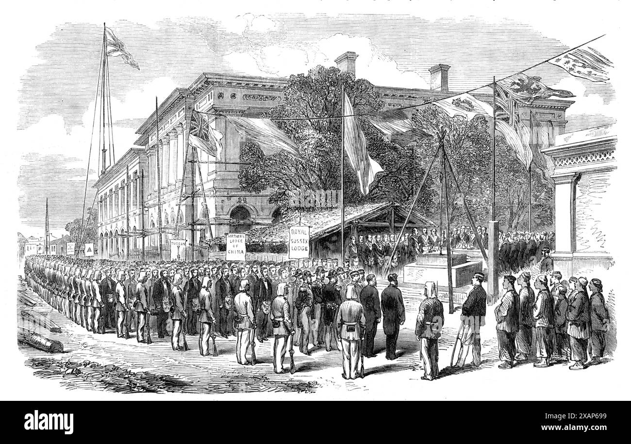 Pose de la pierre de fondation du nouveau temple maçonnique à Shanghai, [Chine], 1865. Gravure d'après une photographie de Mr. W. Saunders. '...le cortège [était] dirigé par le corps consulaire, le conseil municipal, les fonctionnaires de la douane, les Rangers de Shanghai et les volontaires de fusil, et la bande de police... le ciment a été étalé avec la truelle de frère Gould, et, la pierre ayant été abaissée, les tests habituels ont été appliqués avec le plomb, le niveau, et Square, par les officiers qui y ont été nommés ; après quoi le Grand Maître provincial, ayant fait les enquêtes nécessaires et trouvé tout à fait correct, prit sa ma Banque D'Images