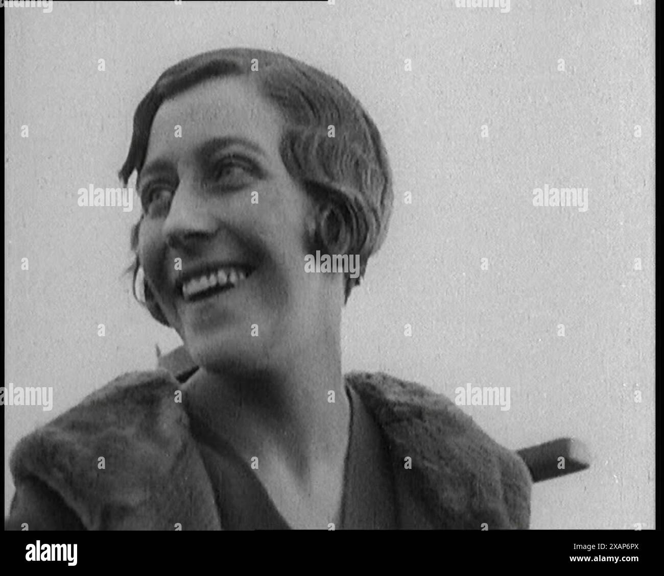 Aviateur britannique Amy Johnson CBE souriant, années 1920 De "Time to Remember - Teenage Flapper", années 1920 (Reel 4) ; un dcumentaire sur la vie des femmes dans les années 1920 - grand commentaire de Joyce Grenfell. Banque D'Images