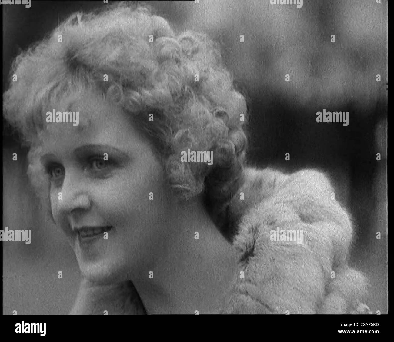 Gros plan de l'actrice britannique Betty Balfour en plein air regardant au loin, dans les années 1920 De "Time to Remember - Teenage Flapper", années 1920 (Reel 4) ; un dcumentaire sur la vie des femmes dans les années 1920 - grand commentaire de Joyce Grenfell. Banque D'Images