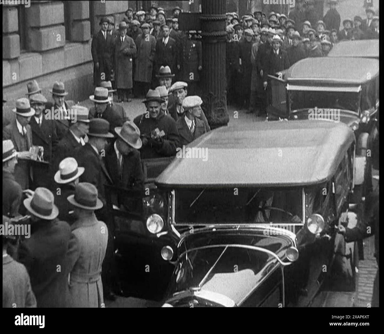 Alphonse Gabriel Capone alias 'Al Capone' émergeant d'un bâtiment officiel entrant dans une voiture devant une foule nombreuse, années 1930 "Ce fut la plus grande surprise du siècle quand Gentle Al a été mis de côté pendant onze ans pour ne pas avoir payé son impôt sur le revenu". De "Time to Remember - The Tough Guys", années 1930 (Reel 1) ; un film documentaire, principalement sur la vie dans la dépression et les gangsters américains. Banque D'Images Alphonse Gabriel Capone alias 'Al Capone' émergeant d'un bâtiment officiel entrant dans une voiture devant une foule nombreuse, années 1930 "Ce fut la plus grande surprise du siècle quand Gentle Al a été mis de côté pendant onze ans pour ne pas avoir payé son impôt sur le revenu". De "Time to Remember - The Tough Guys", années 1930 (Reel 1) ; un film documentaire, principalement sur la vie dans la dépression et les gangsters américains. Banque D'Images