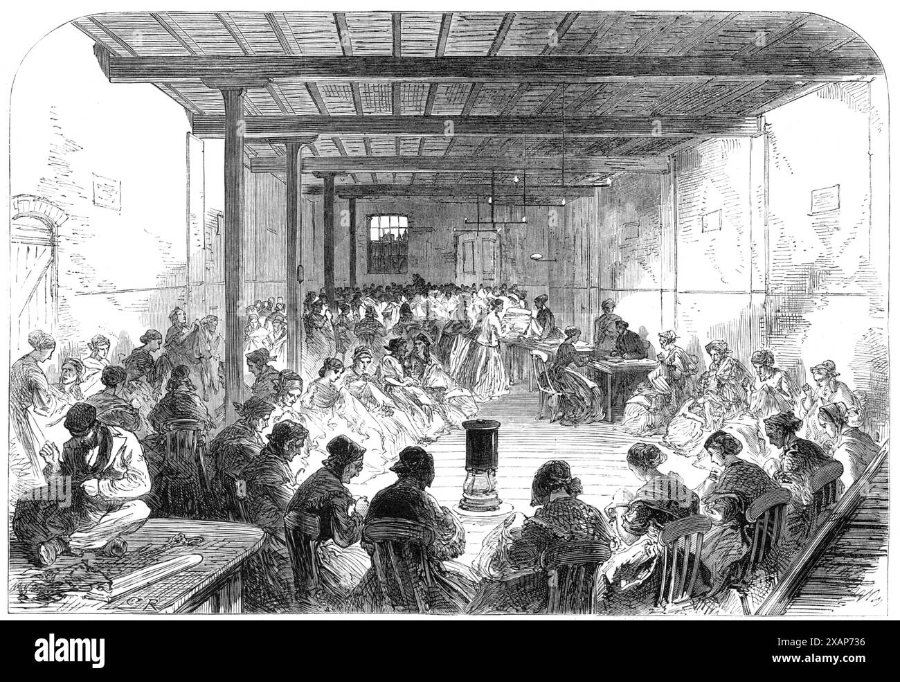 The Distress in East London : Sewing-class in Berner-Street, commercial-Road East, 1868. Cours de couture organisés par le Comité exécutif central de secours au Mansion House. « Un grand effort a été fait récemment pour empêcher ces personnes et leurs familles de sombrer dans les rangs désespérés du paupérisme chronique. Cet effort a été initié par Miss Burdett Coutts, dont les organismes caritatifs munificents... sont si bien connus... ses avantages ne se limitent pas au district de John, qui a une population de 6000 pauvres, mais il est ouvert à toute la paroisse. Seules les veuves, ou les femmes dont les maris sont o Banque D'Images