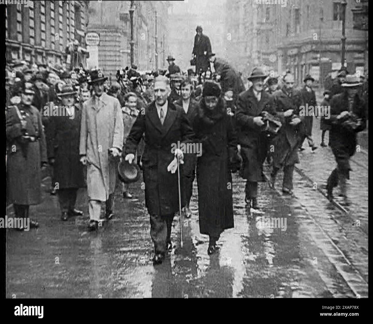 Franz von Papen marchant vers Camera entouré d'une foule, 1933. La montée du nazisme. Et même le conservateur von Papen n'a pas exactement dit non [au Parti national-socialiste]. Mais von Papen n'a presque pas dit non à personne. De "Time to Remember - The Time of the Monster", 1933 (bobine 2) ; film documentaire sur les événements de 1933, la montée de Roosevelt et Hitler. Banque D'Images