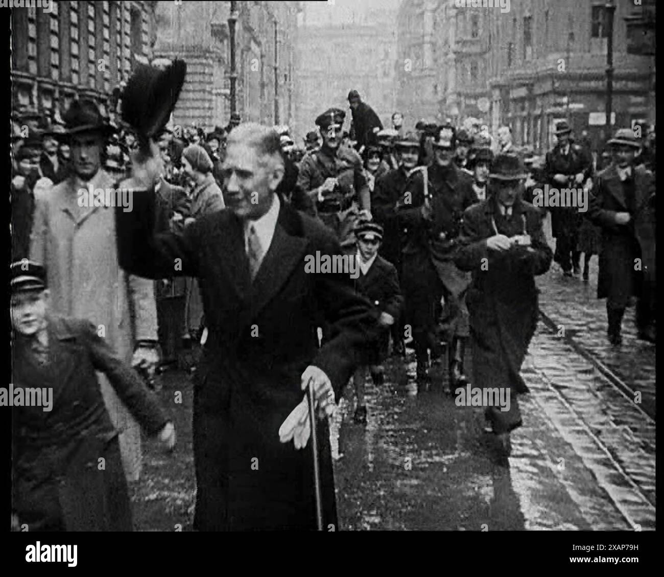 Franz von Papen marchant vers Camera entouré d'une foule, 1933. La montée du nazisme. Et même le conservateur von Papen n'a pas exactement dit non [au Parti national-socialiste]. Mais von Papen n'a presque pas dit non à personne. De "Time to Remember - The Time of the Monster", 1933 (bobine 2) ; film documentaire sur les événements de 1933, la montée de Roosevelt et Hitler. Banque D'Images