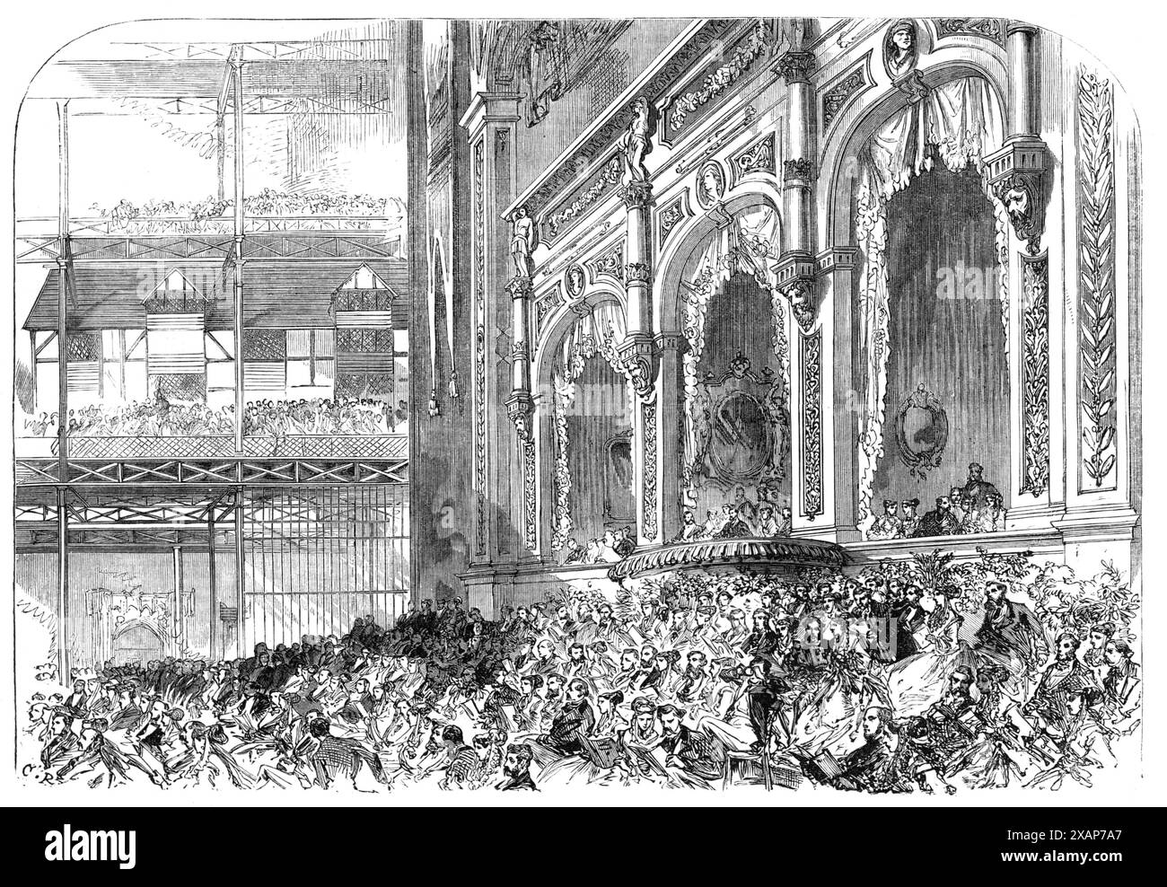 Le Festival Haendel au Crystal Palace [à Londres] : la boîte royale, 1868. 'L'aspect du grand transept central, qui avait été fermé de chaque côté pour former une vaste salle de concert, le toit en arc de verre étant également protégé par des revêtements extérieurs de l'éblouissement du soleil, était une nouveauté à l'oeil. Les Royal Boxes et les sièges surélevés adjacents sur la scène étaient placés de manière à ne pas interférer avec l'effet général... les plus beaux solos et refrains étaient interprétés avec une douceur et un effet qui ne laissait rien à désirer aux auditeurs les plus exigeants, alors qu'ils avaient la satisfaction d'en entendre beaucoup Banque D'Images