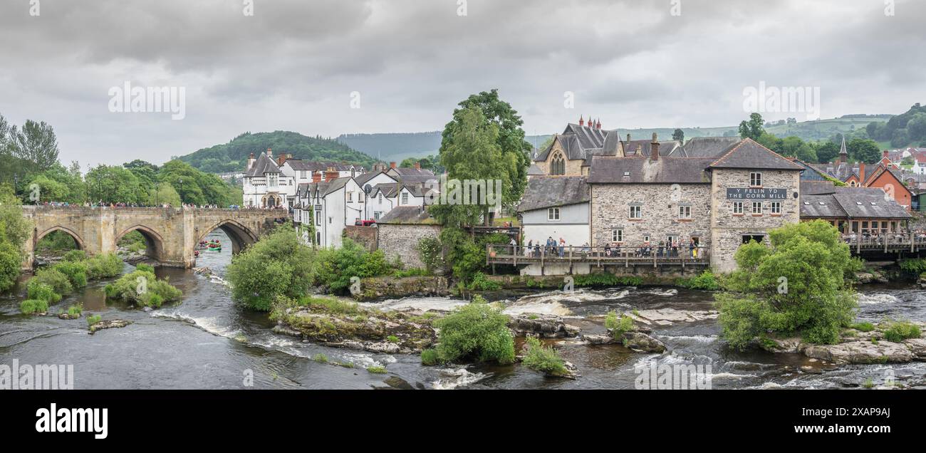 Le pont de Llangollen est construit au-dessus de la rivière Dee sur la High Street dans la ville galloise de Llangollen répertoriée comme l'une des sept merveilles du pays de Galles. Banque D'Images