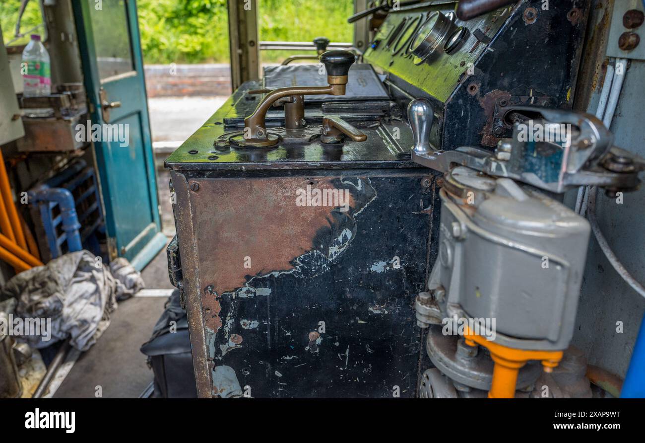 Tableau de commande et instruments sur un shunter diesel classe 08 restauré à la gare de Llangollen. Banque D'Images