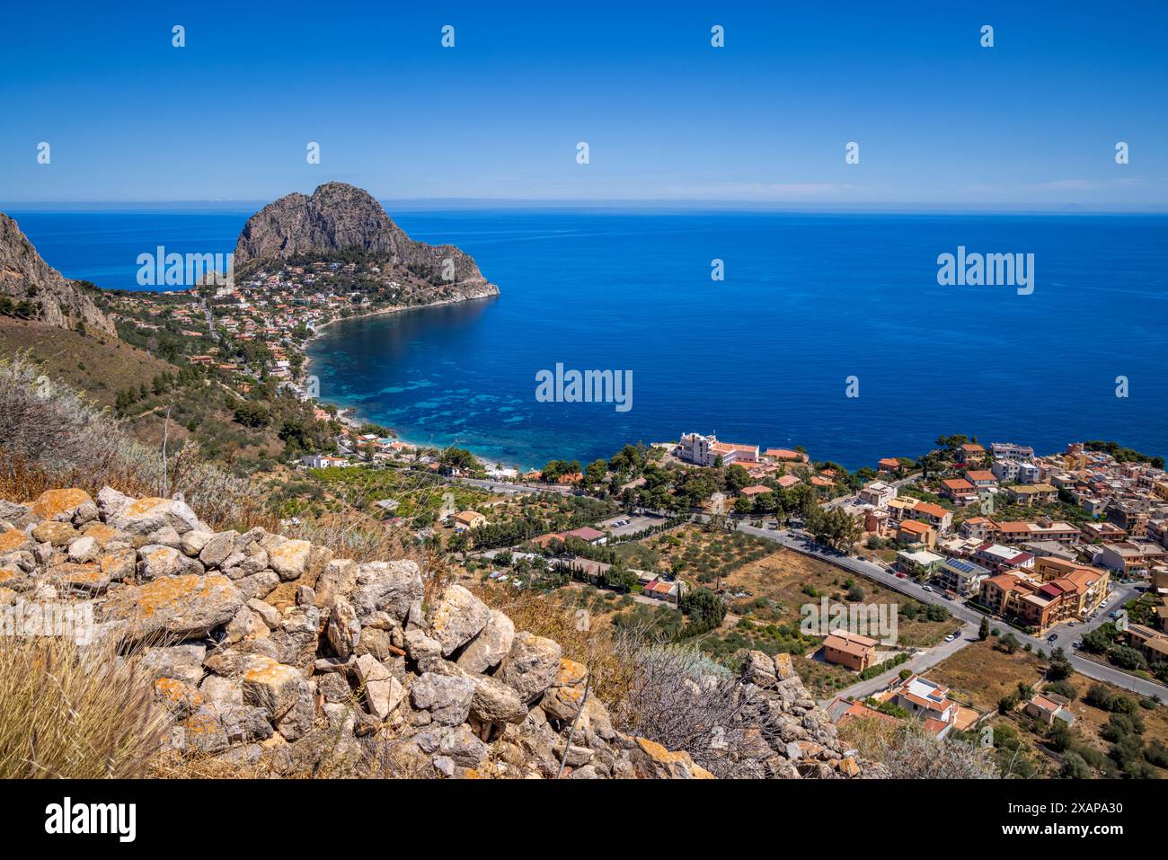 Capo Zafferano, sur la côte nord de la Sicile, depuis le site archéologique de Soluntum, Sicile, Italie Banque D'Images