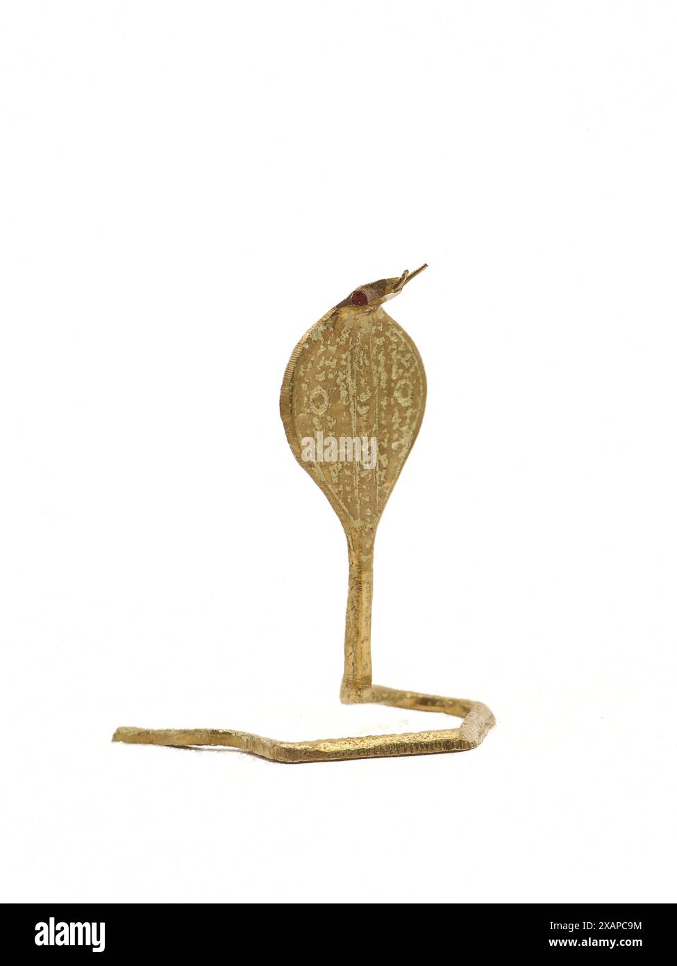 un modèle souvenir d'un serpent cobra en laiton métallique avec des sculptures isolées Banque D'Images
