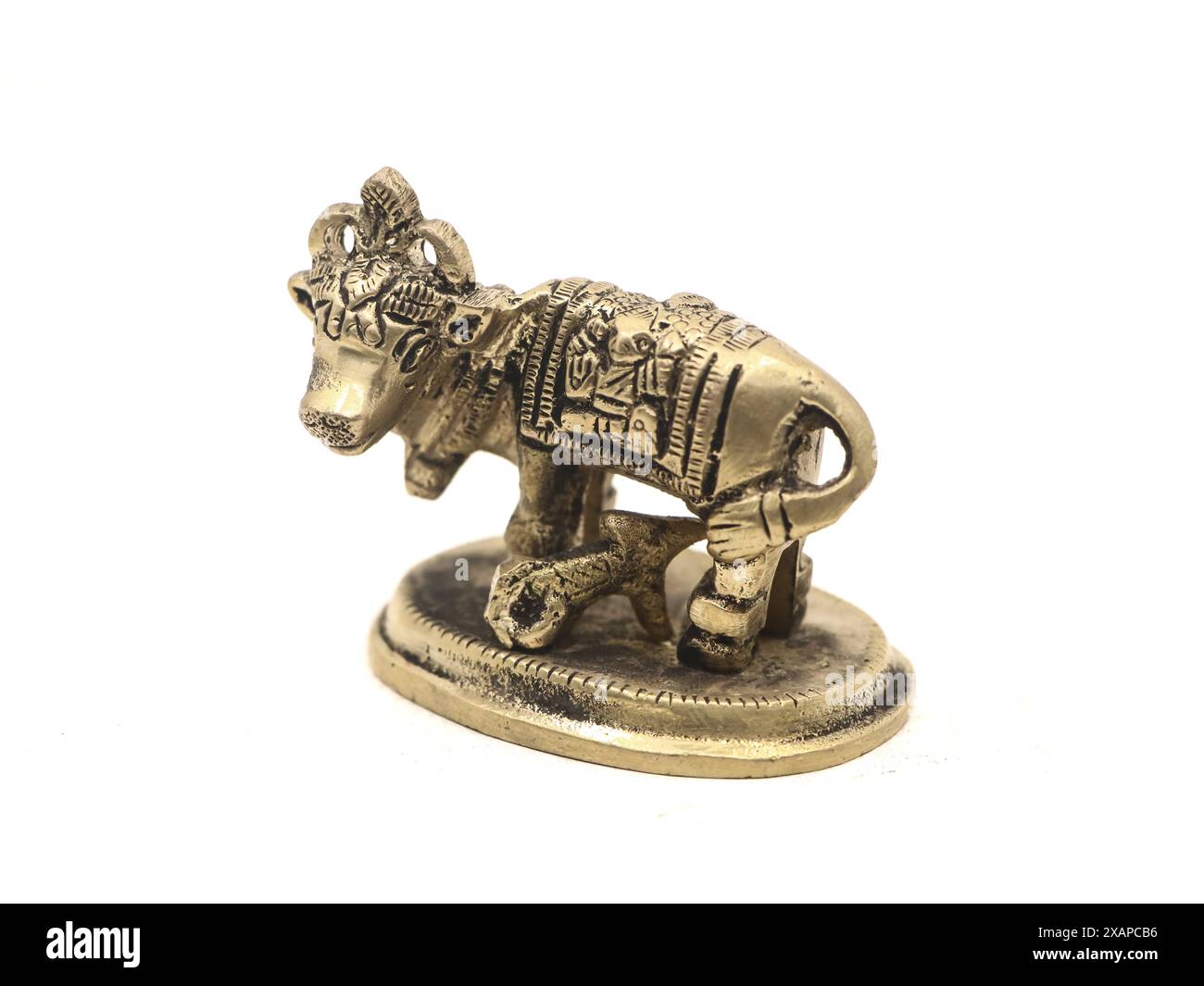 figurine en bronze doré d'une vache avec veau isolée sur fond blanc Banque D'Images