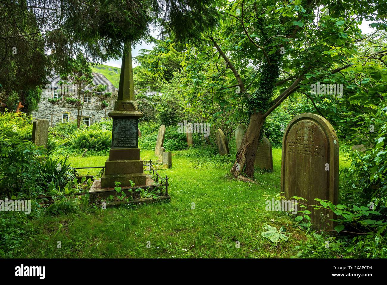 Vieille pierre tombale surgorgée dans le cimetière d'une église paroissiale anglaise. Banque D'Images