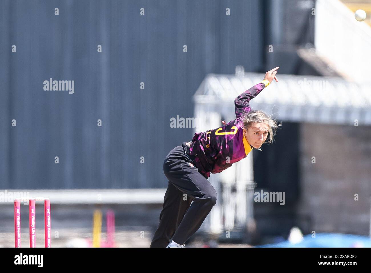 Birmingham, Royaume-Uni. 08 juin 2024. Hannah Baker joue au bowling lors de la Charlotte Edwards Cup match entre Central Sparks et Northern Diamonds à Edgbaston Cricket Ground, Birmingham, Angleterre, le 8 juin 2024. Photo de Stuart Leggett. Utilisation éditoriale uniquement, licence requise pour une utilisation commerciale. Aucune utilisation dans les Paris, les jeux ou les publications d'un club/ligue/joueur. Crédit : UK Sports pics Ltd/Alamy Live News Banque D'Images