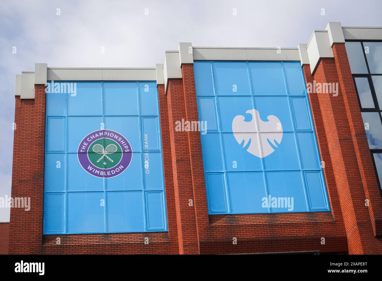 Londres, Royaume-Uni. 8 juin 2024. Un bâtiment dans le centre-ville de Wimbledon est recouvert du logo Barclays de parrainage des championnats de tennis de Wimbledon qui débutent le 1-14 juillet . Barclays a été critiqué pour son soutien aux projets de combustibles fossiles. Credit : amer Ghazzal/Alamy Live News Banque D'Images