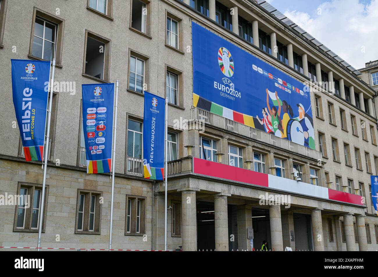 Fußball Europamesterschaft 2024 in Leipzig 07.06.2024 Leipzig, Red Bull Arena Im Foto : Mehrere Fahnen und Beklebungen der UEFA EURO 2024 an der Red Bull Arena, dem Zentralstadion, AM Sportforum in Leipzig. VOM 14. Juni bis zum 14. Juli findet die Fußball-Europameisterschaft 2024 in Deutschland Statt. Diese findet in zehn deutschen Städten statt, die Tausende fans sowie Fußball-Nationalmannschaften aus 23 weiteren Nationen willkommenheißen. Leipzig ist eine der zehn deutschen Städte, die austragungsort von Spielen sein wird. Leipzig Sachsen Deutschland *** Championnat d'Europe de football 2024 in Banque D'Images