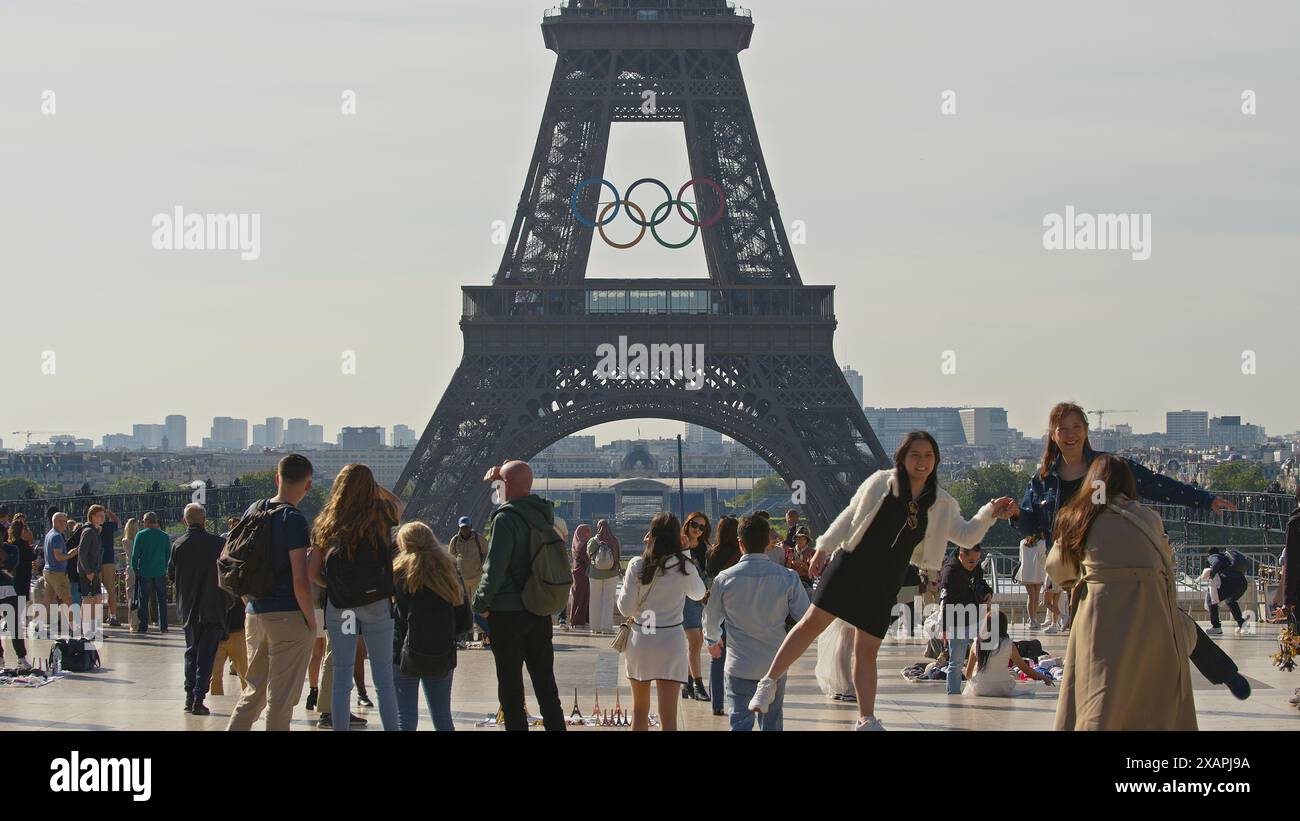 Exposition des anneaux olympiques sur la Tour Eiffel à Paris, France Banque D'Images