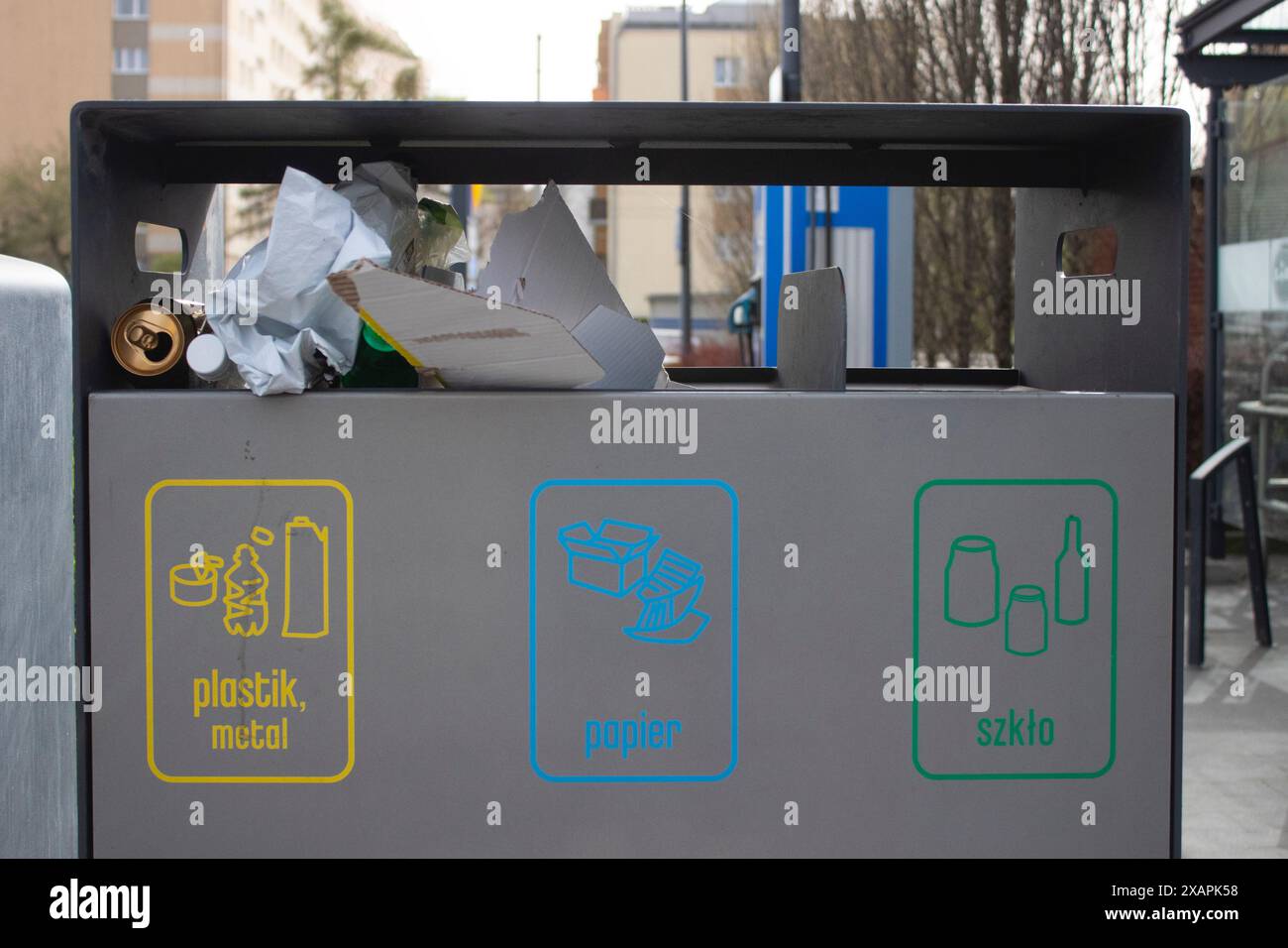 Poubelle publique avec séparation des déchets sur une rue de la ville remplie de déchets Banque D'Images