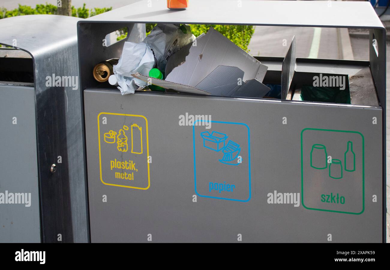 Poubelle publique avec séparation des déchets sur une rue de la ville remplie de déchets Banque D'Images