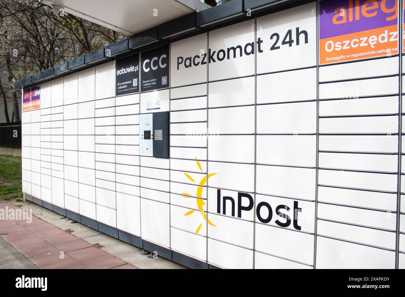 Poznan, Pologne - 04.14.2024 : machine postale automatisée Inpost Banque D'Images