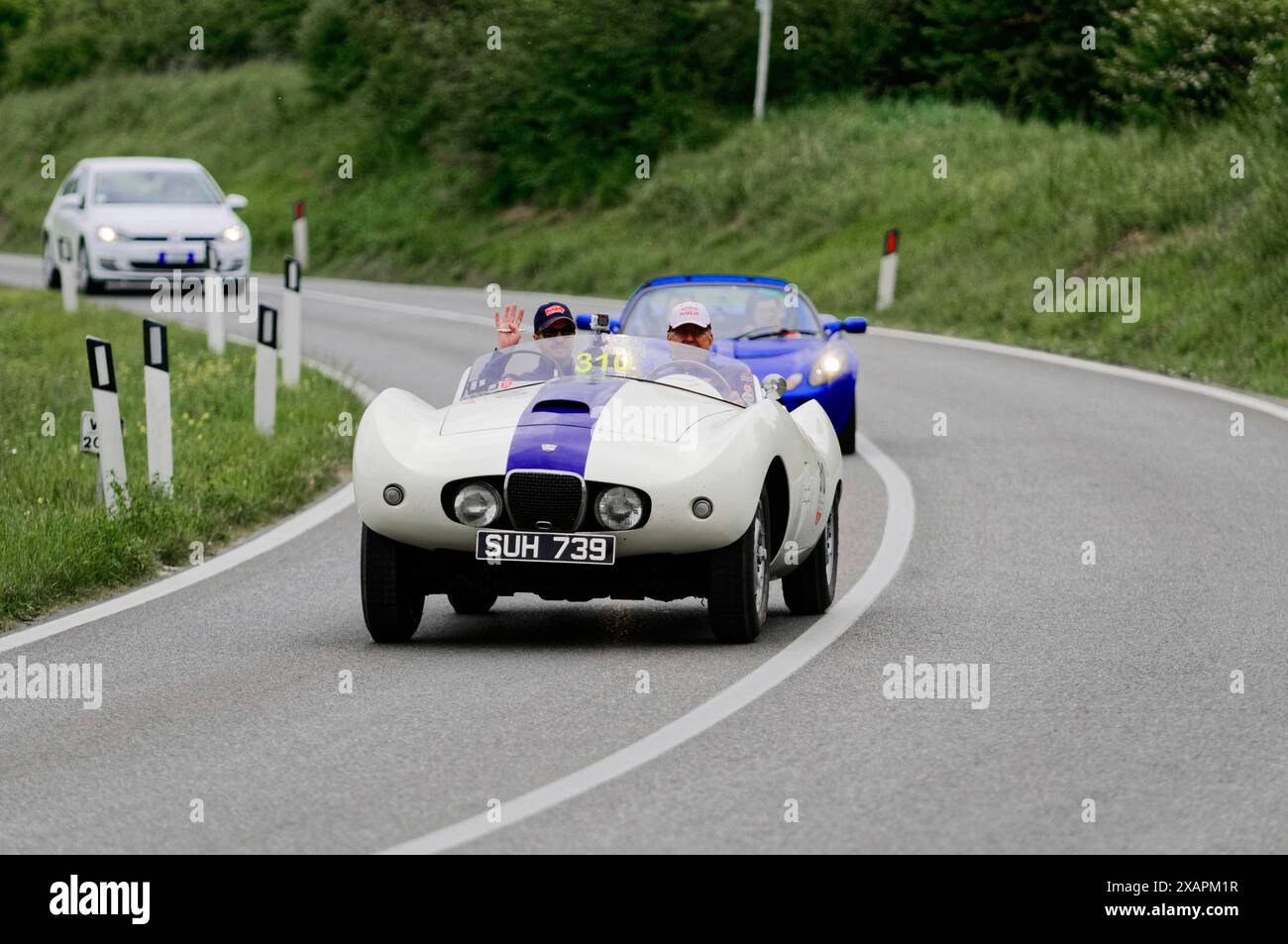 Une voiture de course classique blanche avec des rayures bleues sur une route sinueuse lors d'un rallye, voiture classique, course automobile, mille Miglia, 1000 Miglia, Toscane, Rome, Lac Banque D'Images