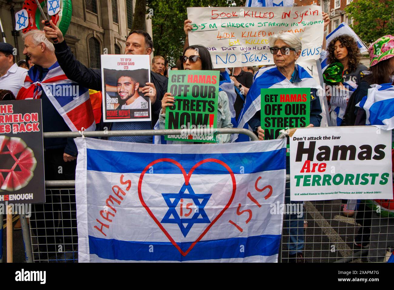 Londres, Royaume-Uni. 8 juin 2024. Une contre-manifestation de partisans israéliens. Ils appellent le Hamas une organisation terroriste. marche pro-palestinienne dans le centre de Londres. Les manifestants demandent au gouvernement britannique de cesser de donner de l'argent à Israël. Crédit : Mark Thomas/Alamy Live News Banque D'Images