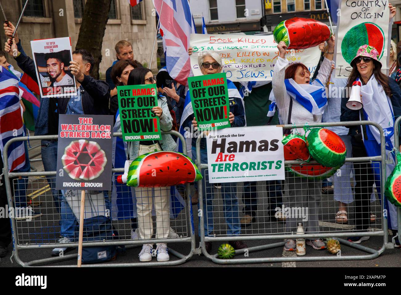 Londres, Royaume-Uni. 8 juin 2024. Une contre-manifestation de partisans israéliens. Ils appellent le Hamas une organisation terroriste. marche pro-palestinienne dans le centre de Londres. Les manifestants demandent au gouvernement britannique de cesser de donner de l'argent à Israël. Crédit : Mark Thomas/Alamy Live News Banque D'Images